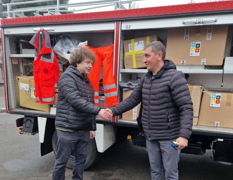 Partnerprojekt 3 - Help4Ressilliance übergibt ihr Fahrzeug und unsere Ausrüstung